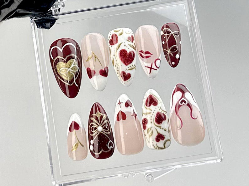 Valentine?M¨´¨¹ Day Almond Nails |Love and Heart Motif Nail Art |Valentine XO Fake Nails |Gold and Red Luxury False Nails |Kawaii Nails |HC727YC