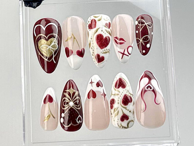 Valentine?M¨´¨¹ Day Almond Nails |Love and Heart Motif Nail Art |Valentine XO Fake Nails |Gold and Red Luxury False Nails |Kawaii Nails |HC727YC