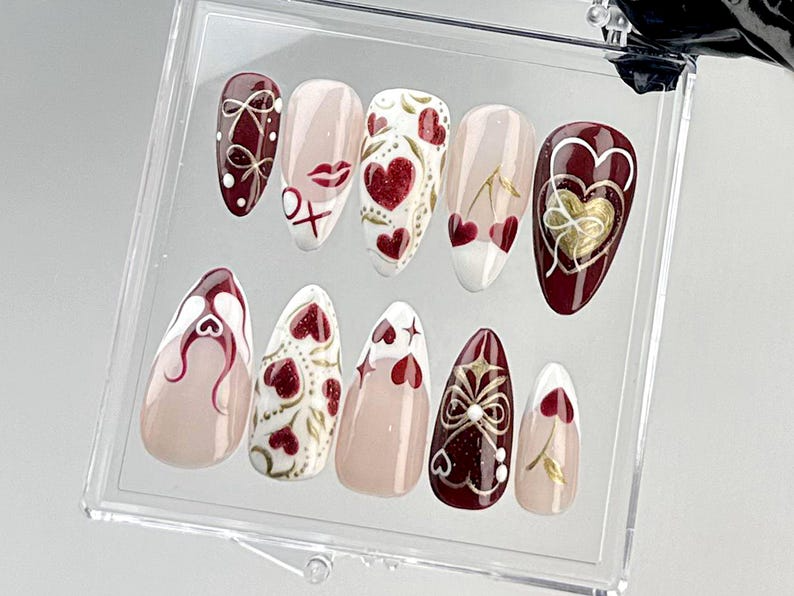 Valentine?M¨´¨¹ Day Almond Nails |Love and Heart Motif Nail Art |Valentine XO Fake Nails |Gold and Red Luxury False Nails |Kawaii Nails |HC727YC